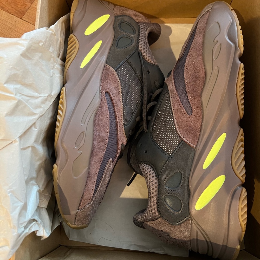 YEEZY BOOST 700 MUAVE